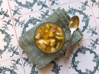 Salade de poires et pruneaux à l'hibiscus