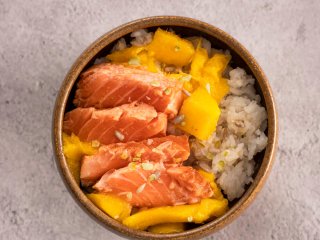 Tataki de saumon et chutney de mangue