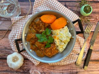 Sauté de veau aux cives et grenailles aux oignons