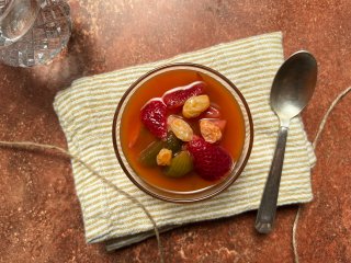 Salade de fraises et poire à l'hibiscus