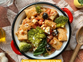 Pesto rosso de rigatonis courgettes et féta