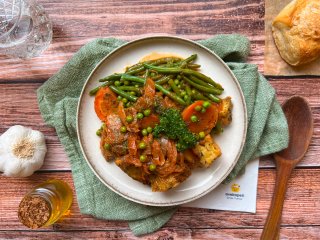 Poêlée de légumes verts au romarin et pommes de terre persillées