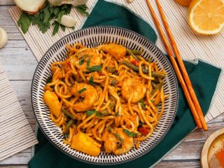 Nouilles sautées aux crevettes et aux aubergines