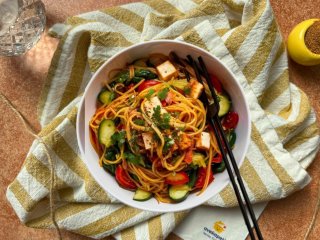 Nouilles sautées aux légumes et graines de sésame