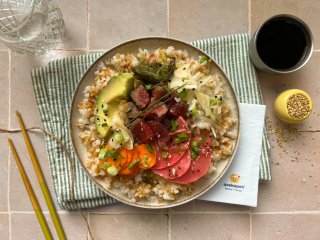 Poke bowl bœuf avocat sésame