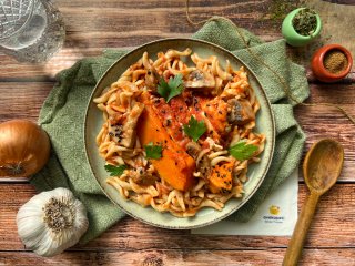 Poulet et fusillis poêlés champignons et sésame noir