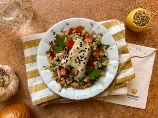 Salade d'aubergines et boulgour et sésame noir
