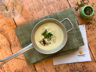 Crème de lentilles au bleu et aux noix