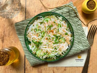 Salade de concombre et cacahuètes aux vermicelles