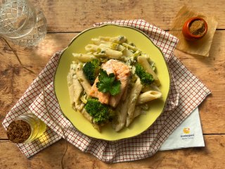 Saumon et pennes aux poireaux confits