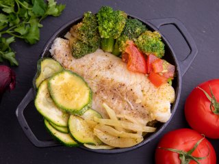 Poisson blanc aux herbes fraîches et légumes grillés