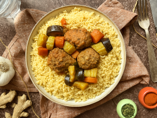Boulettes de boeuf sauce tomates et semoule aux herbes fraîches