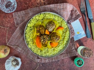 Boulettes de boeuf sauce tomate et semoule aux herbes fraîches