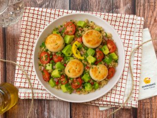 Salade d'avocat et saint-jacques au piment jaune