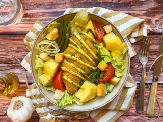 Grande salade aux tenders de poulet sauce moutarde et parmesan