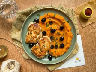 Poulet poêlé et purée de patate douce aux olives