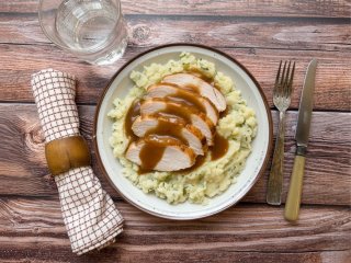 Dinde rôtie au jus et purée de pommes de terre