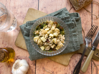 Salade de pousses d'épinard et crumble au parmesan