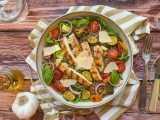 Grande salade de poulet basilic et parmesan