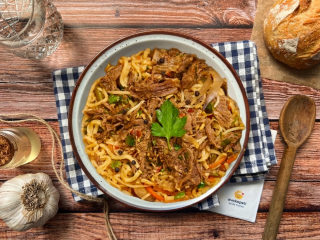 Grande salade de nouilles au boeuf
