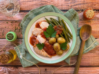 Poulet mariné aux herbes et salade de pommes de terre moutardée