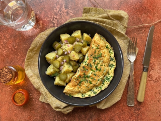 Omelette aux herbes et salade de pommes de terre aux cornichons