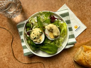 Oeuf mayonnaise au pralin de noisettes et pickles d'oignon rouge