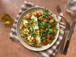 Frittata courgette ricotta et salade de tomates au basilic