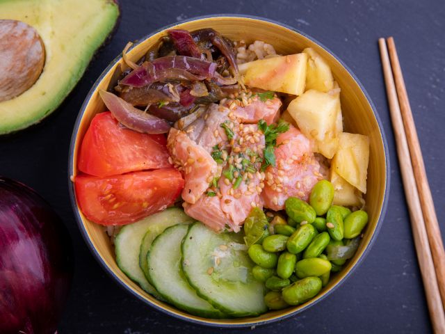 Poke bowl saumon wasabi