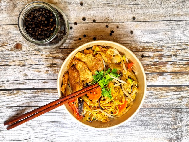 Nouilles et légumes sautées au poulet façon wok