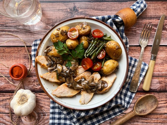 Poulet aux champignons et pommes grenailles persillées