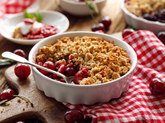 Crumble aux cerises et aux cranberries
