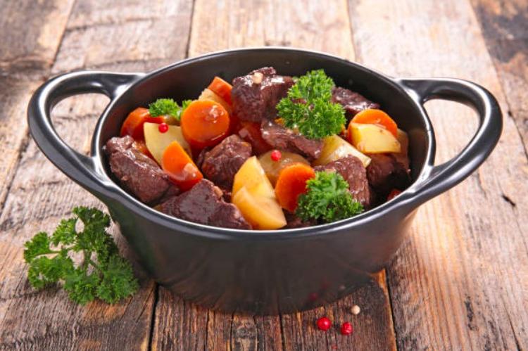 Sauté de boeuf avec pommes de terre et carottes ~ Panna cotta sésame et