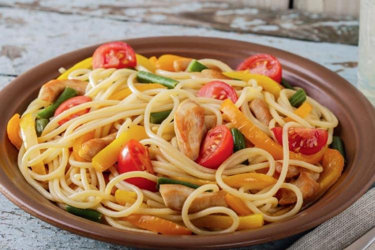 Spaghetti aux légumes et émincé de poulet Gâteau chocolat/betteraves