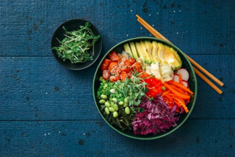 Poke bowl aux légumes et fèves de soja vertes fait maison, découvrez