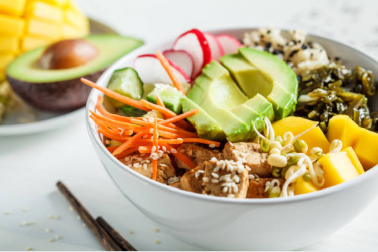Poke bowl au poulet et à la mangue fait maison, découvrez les autres menus de la semaine Avekapeti